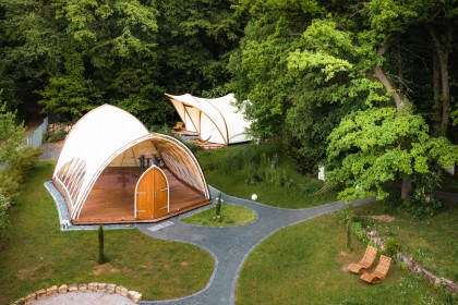 STROHBOID-Naturresort-Pavillon-Glamping-Yogalution-Rhoden-Hill