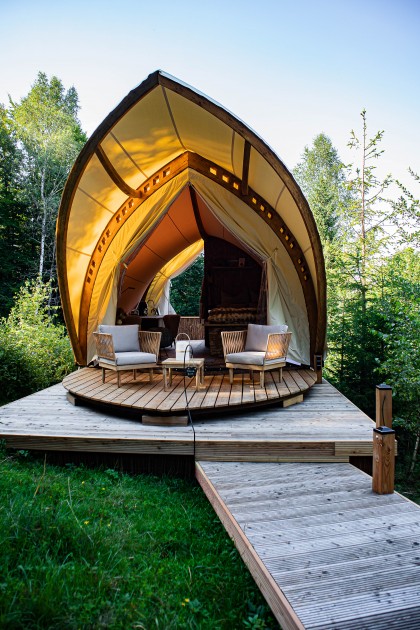 STROHBOID_Waldtherapiezentrum_Glamping Terasse.jpg