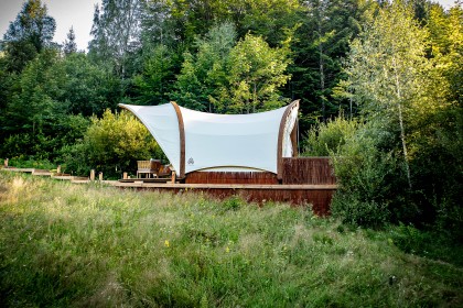 STROHBOID_Waldtherapiezentrum_Glamping Wald.jpg