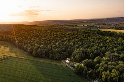 STROHBOID-Naturresort-Deutschland-Pavillon-Glamping-Yogalution-Rhoden-Hill