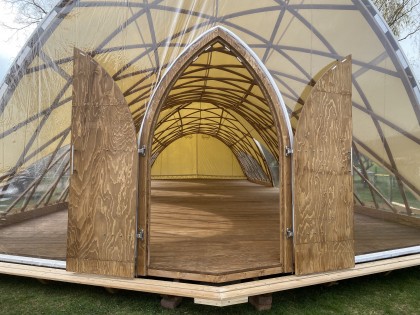 STROHBOID_Lichtproduktiv_Pavillon mit geöffneter Holztür