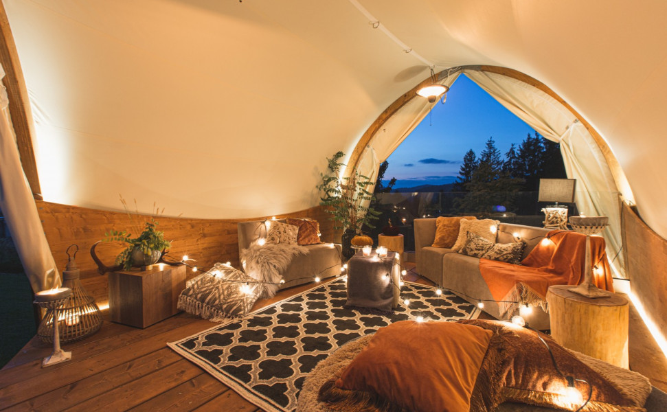 Strohboid Lounge am Abend - Innenansicht Strohboid Lounge am Abend - Innenansicht