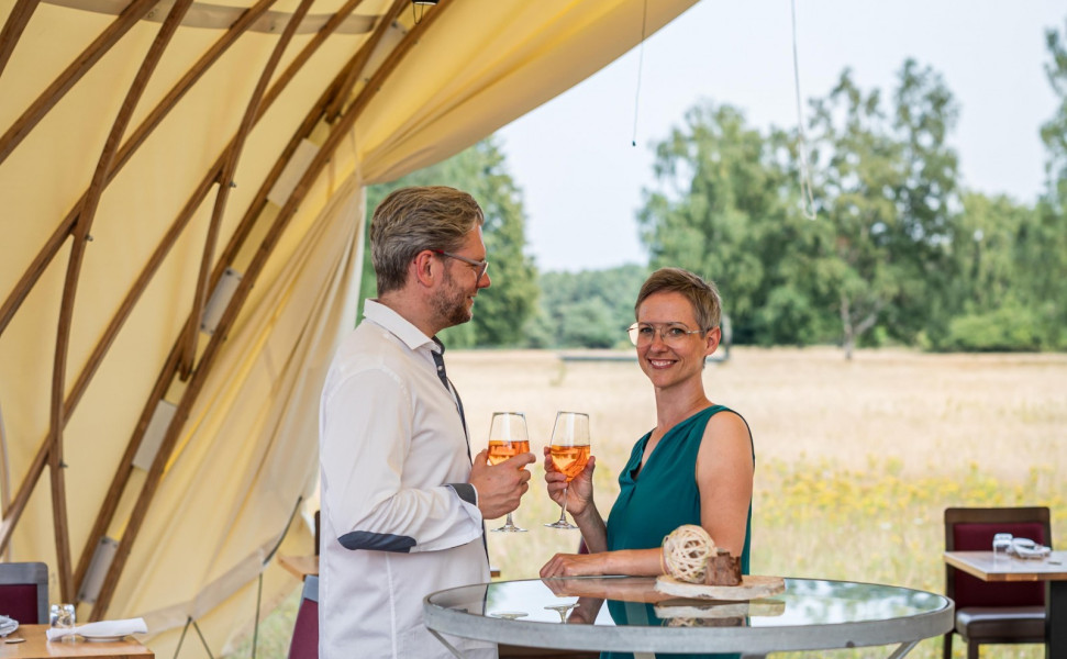 Ganzjährige Outdoor-Bar mit besonderem Flair im Strohboid Pavillon Ganzjährige Outdoor-Bar mit besonderem Flair im Strohboid Pavillon