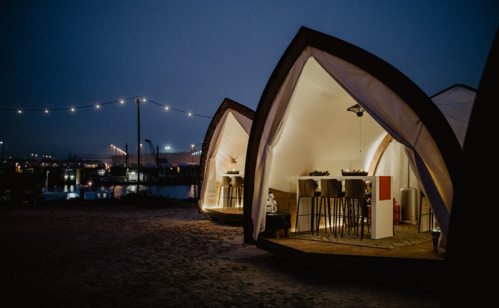 Wetterfeste Lounge als ganzjährige Outdoor-Bar Wetterfeste Lounge als ganzjährige Outdoor-Bar