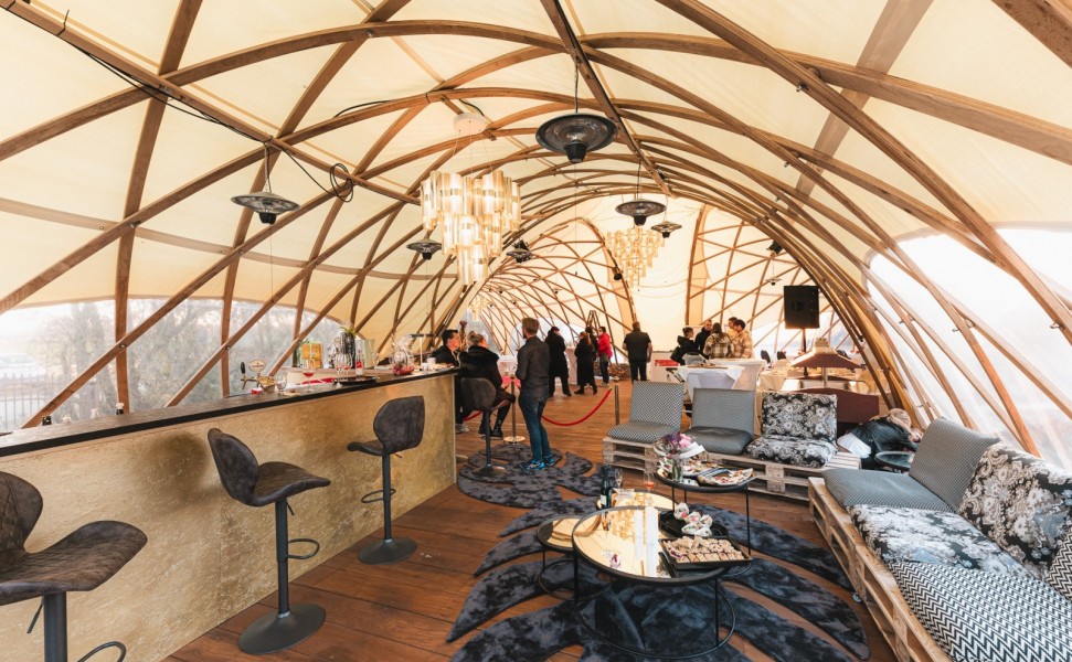 Strohboid Eventzelt Pavillon für Events - mit Bar für Ihre Weinverkostung