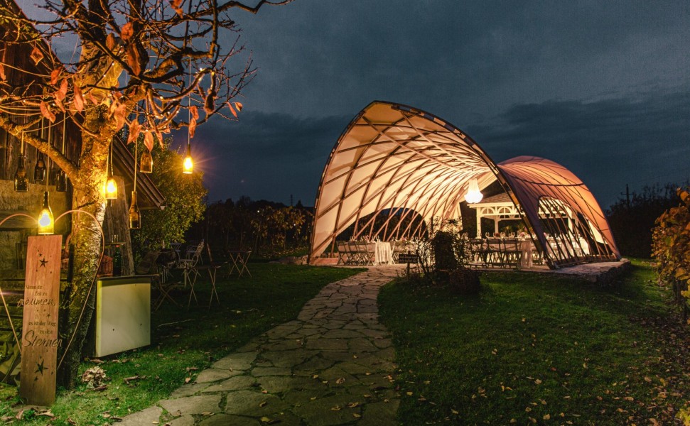 Strohboid Pavillon für Winzer und Winzerinnen