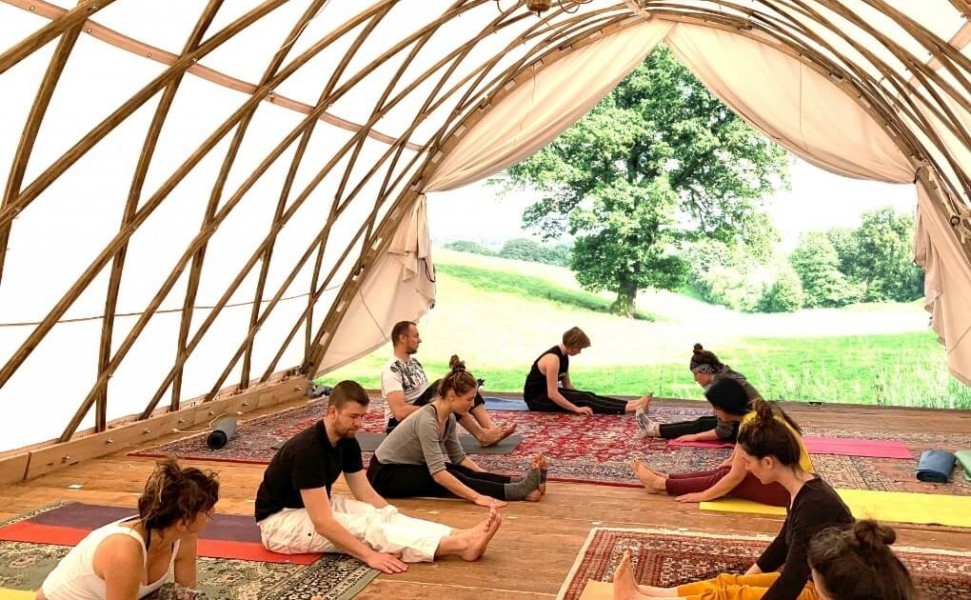 Strohboid Pavillon Eventzelt mit Yoga Outdoor Raum