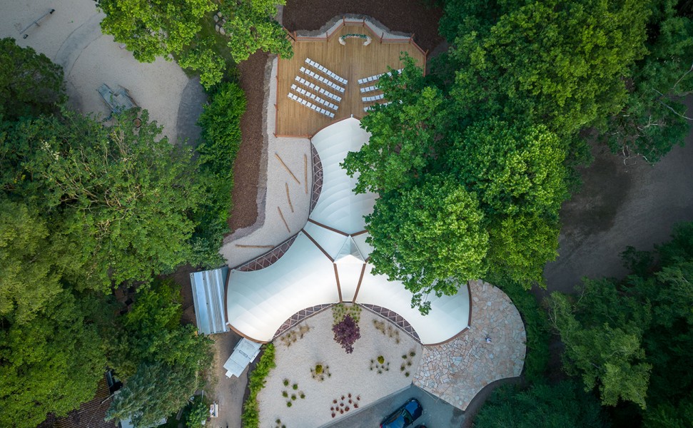 Strohboid-pavillon-zeitreise-restaurant-ansicht-oben-drohne