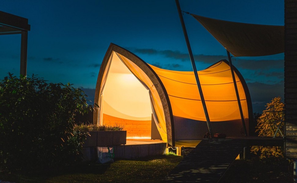 Nachhaltige Design Glamping Lounge bei Nacht