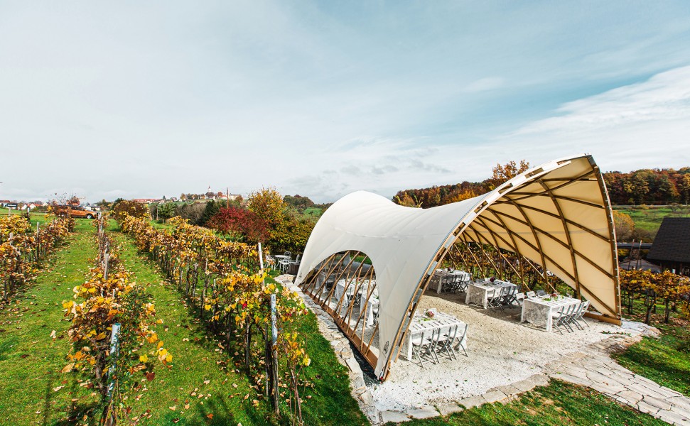 STROHBOID pavilion for winemakers