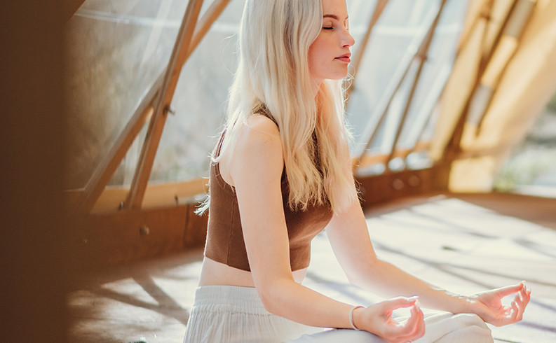 Strohboid_Yoga_221003_3_-4web-klein Strohboid_Yoga_221003_3_-4web-klein