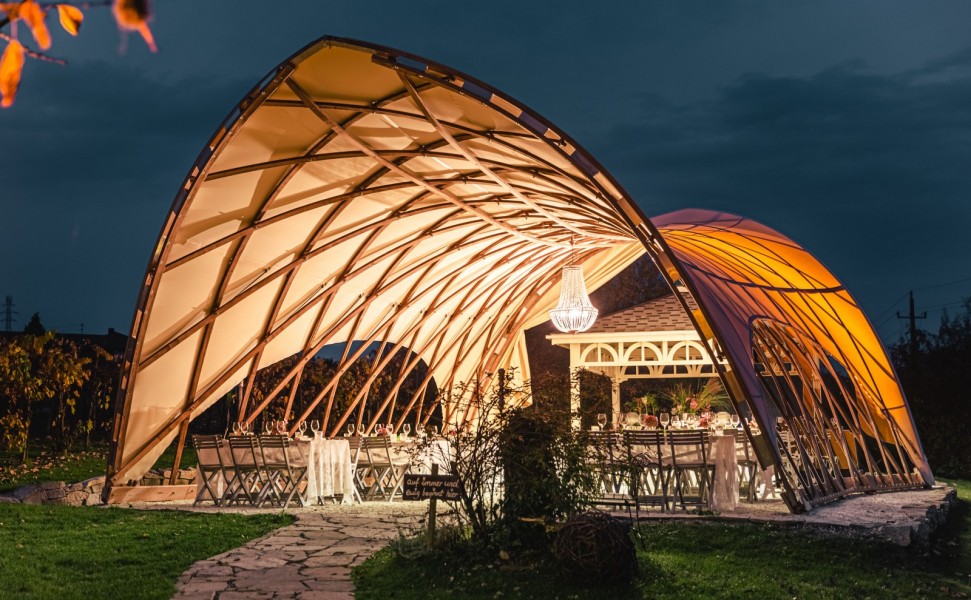 Strohboid Pavillon bei Nacht