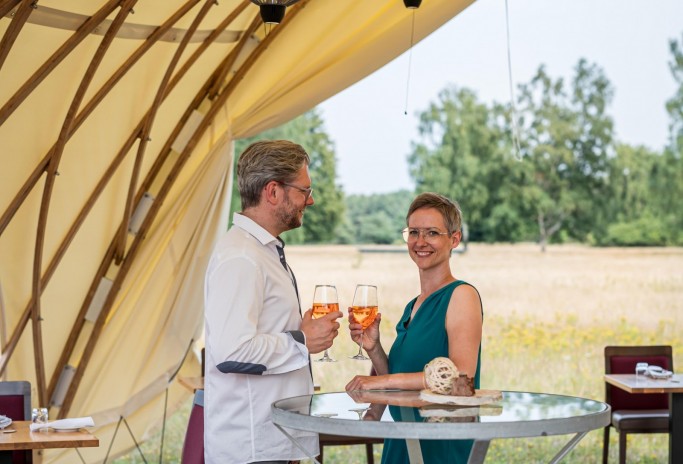 Year-round outdoor bar with a special flair in the Strohboid Pavilion