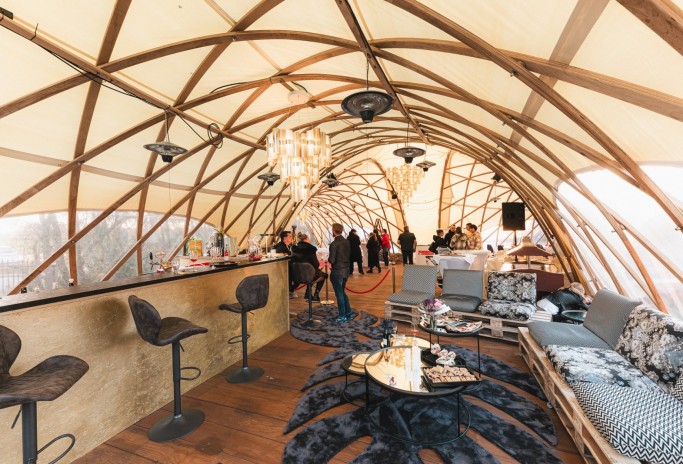 Strohboid Eventzelt Pavillon für Events - mit Bar für Ihre Weinverkostung
