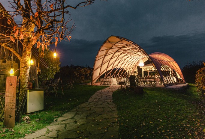 Strohboid pavilion for winegrowers and winemakers