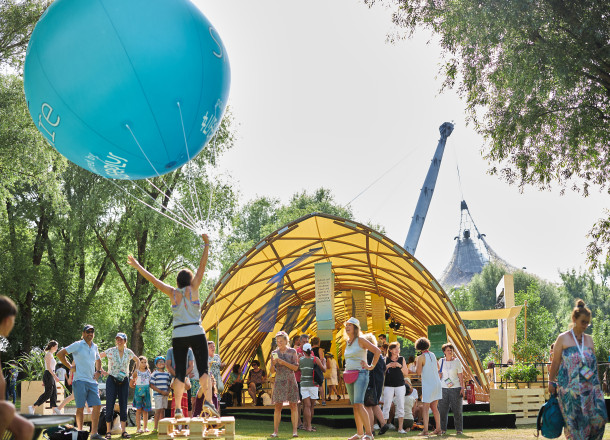 STROHBOID_Wellbeing Festival München_Pavillon mit Unterhaltungsprogramm STROHBOID_Wellbeing Festival München_Pavillon mit Unterhaltungsprogramm