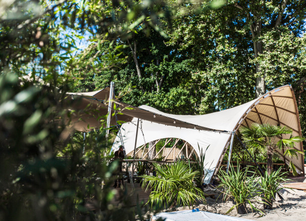 STROHBOID_Gibson Beach_Pavillon im Dschungel STROHBOID_Gibson Beach_Pavillon im Dschungel