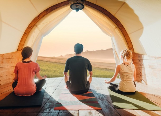 Yoga Lounge-Pavillon im Einklang mit der Natur für besondere Yoga-Flows