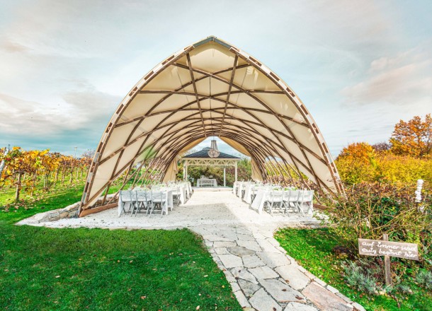 Sustainable gazebo for your wedding from Strohboid