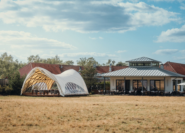 STROHBOID-Pavillon-Hotelcamp-Reinsehlen-Outdoor-Raum.jpg STROHBOID-Pavillon-Hotelcamp-Reinsehlen-Outdoor-Raum.jpg