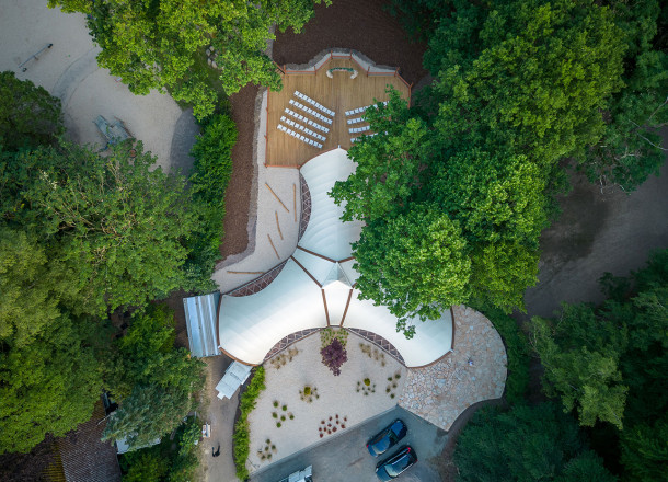 Strohboid-pavillon-zeitreise-restaurant-ansicht-oben-drohne Strohboid-pavillon-zeitreise-restaurant-ansicht-oben-drohne