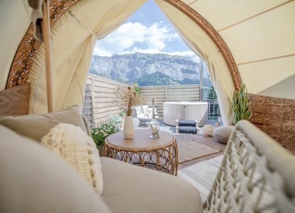 Wetterfeste Luxus Lounge als Hotelzimmer für zufriedene Gäste
