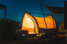 Nachhaltige Design Glamping Lounge bei Nacht