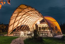 Strohboid Pavillon bei Nacht