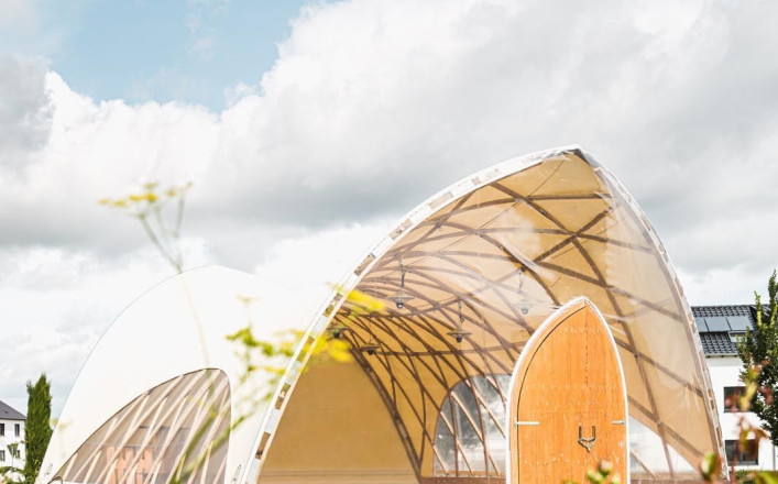 Wetterfester und beheizbarer Pavillon aus Holz Wetterfester und beheizbarer Pavillon aus Holz